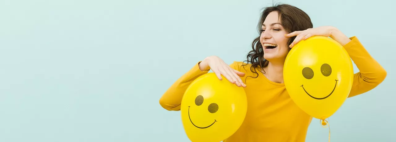 Metode prin care măsori implicarea și fericirea angajaților - femeie cu baloane- Pluxee Romania 