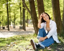 Soluții prin care crești satisfacția angajaților - femeie in parc- Pluxee