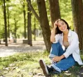 Soluții prin care crești satisfacția angajaților - femeie in parc- Pluxee