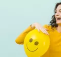 Metode prin care măsori implicarea și fericirea angajaților - femeie cu baloane- Pluxee Romania